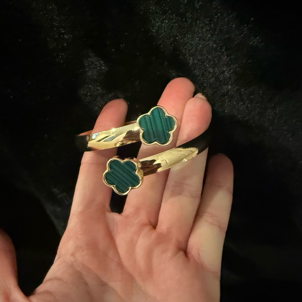 Elegant Gold and Green Clover Bracelet